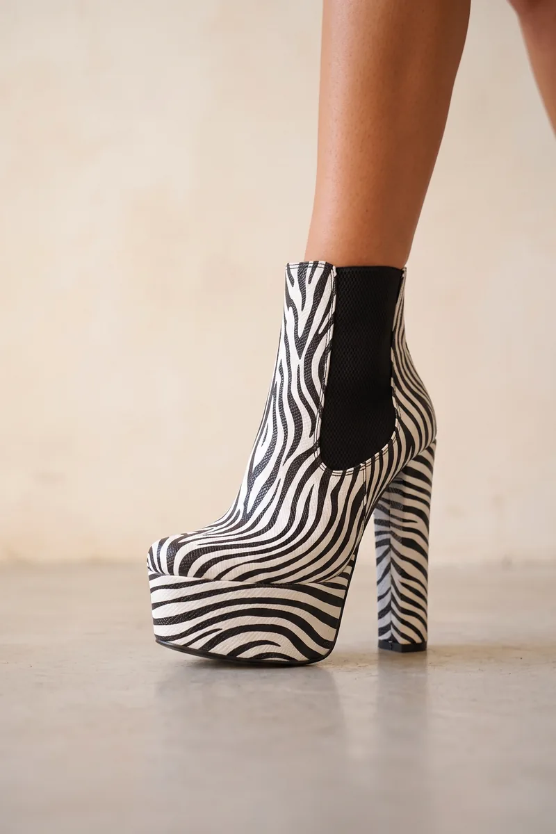 Atlas Zebra Desenli Siyah Lastikli Yüksek Topuklu Bot — 3