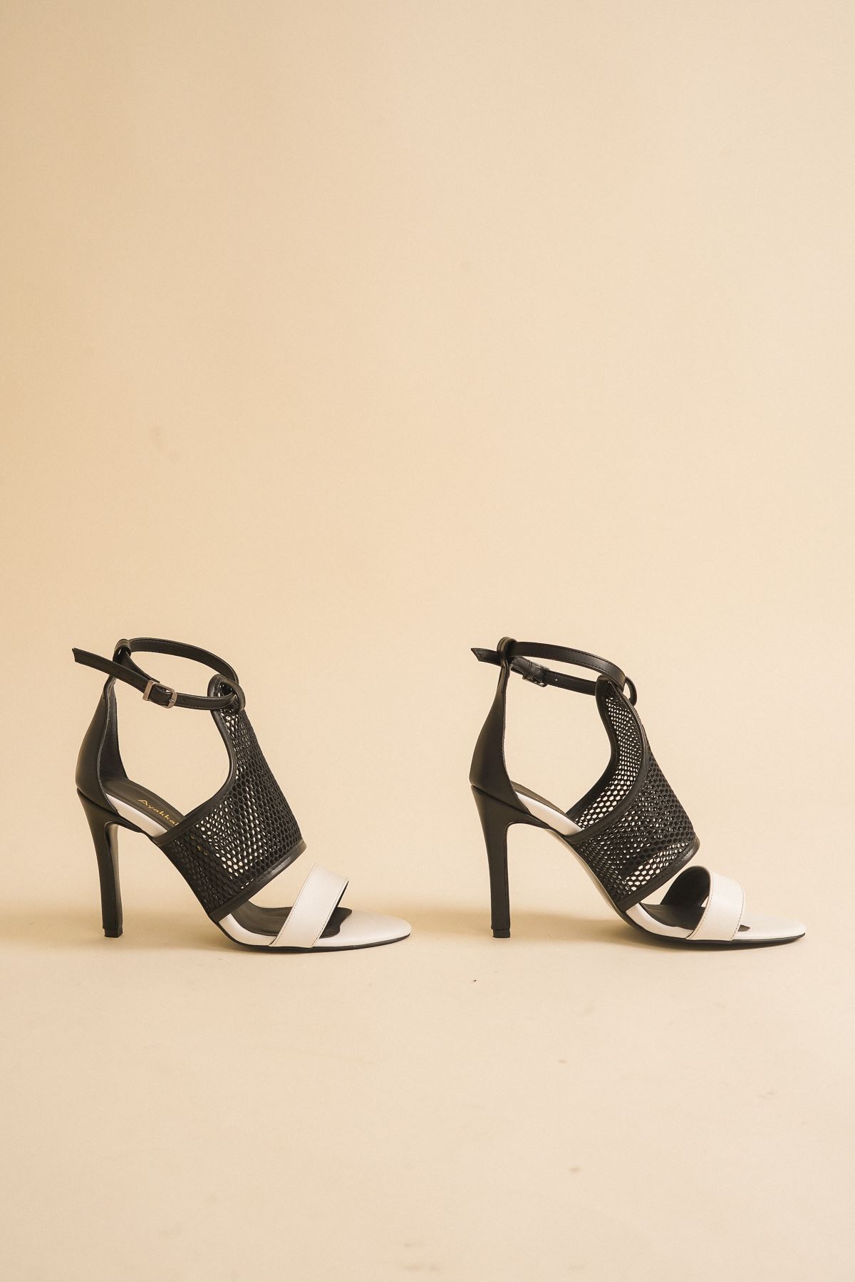 Uvena Siyah - Beyaz Cilt Topuklu Kadın Ayakkabı