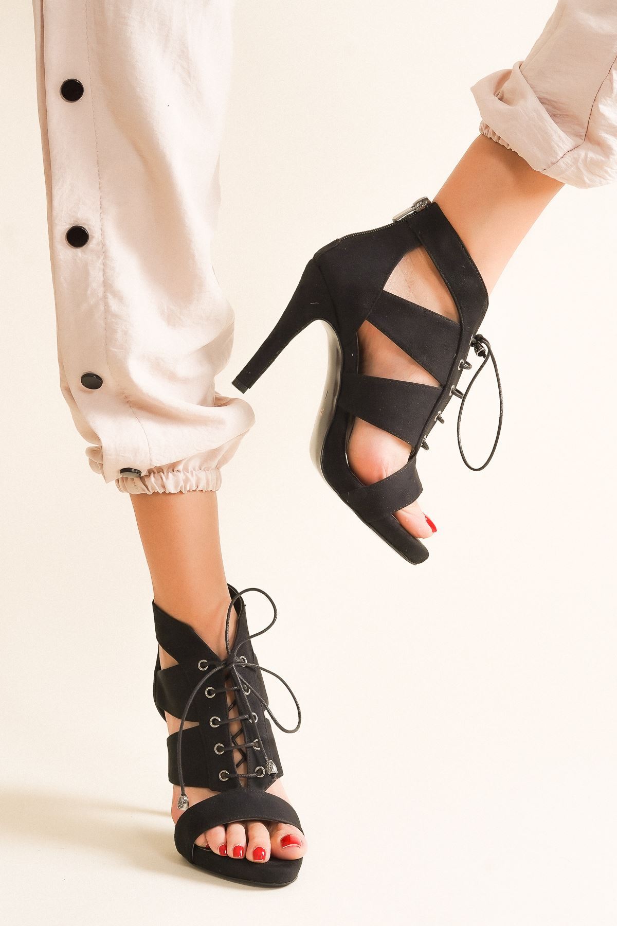 Lina Siyah Süet Bağcıklı Topuklu Ayakkabı