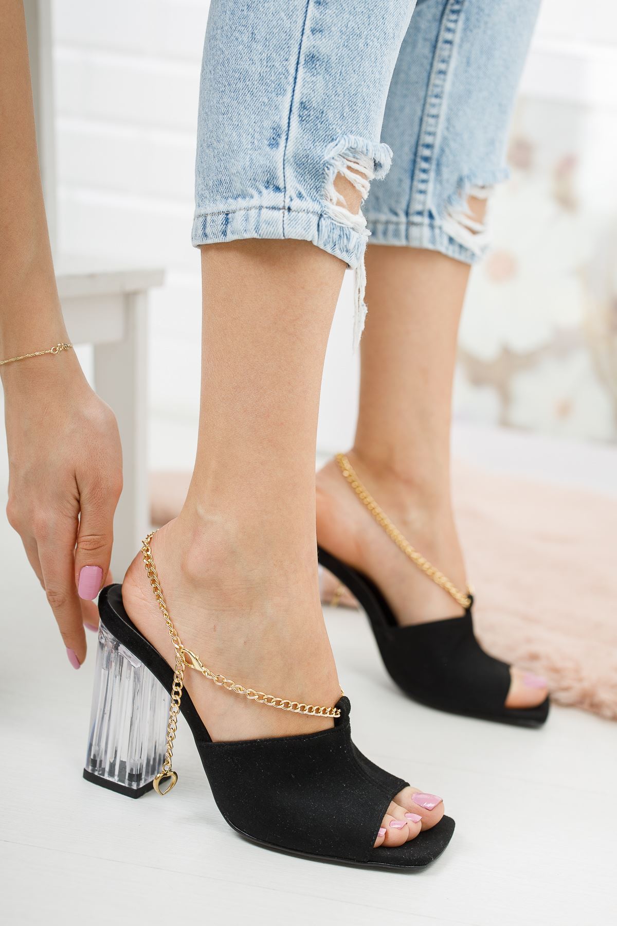 Clevna Siyah Süet Zincir Detaylı Kadın Topuklu Ayakkabı