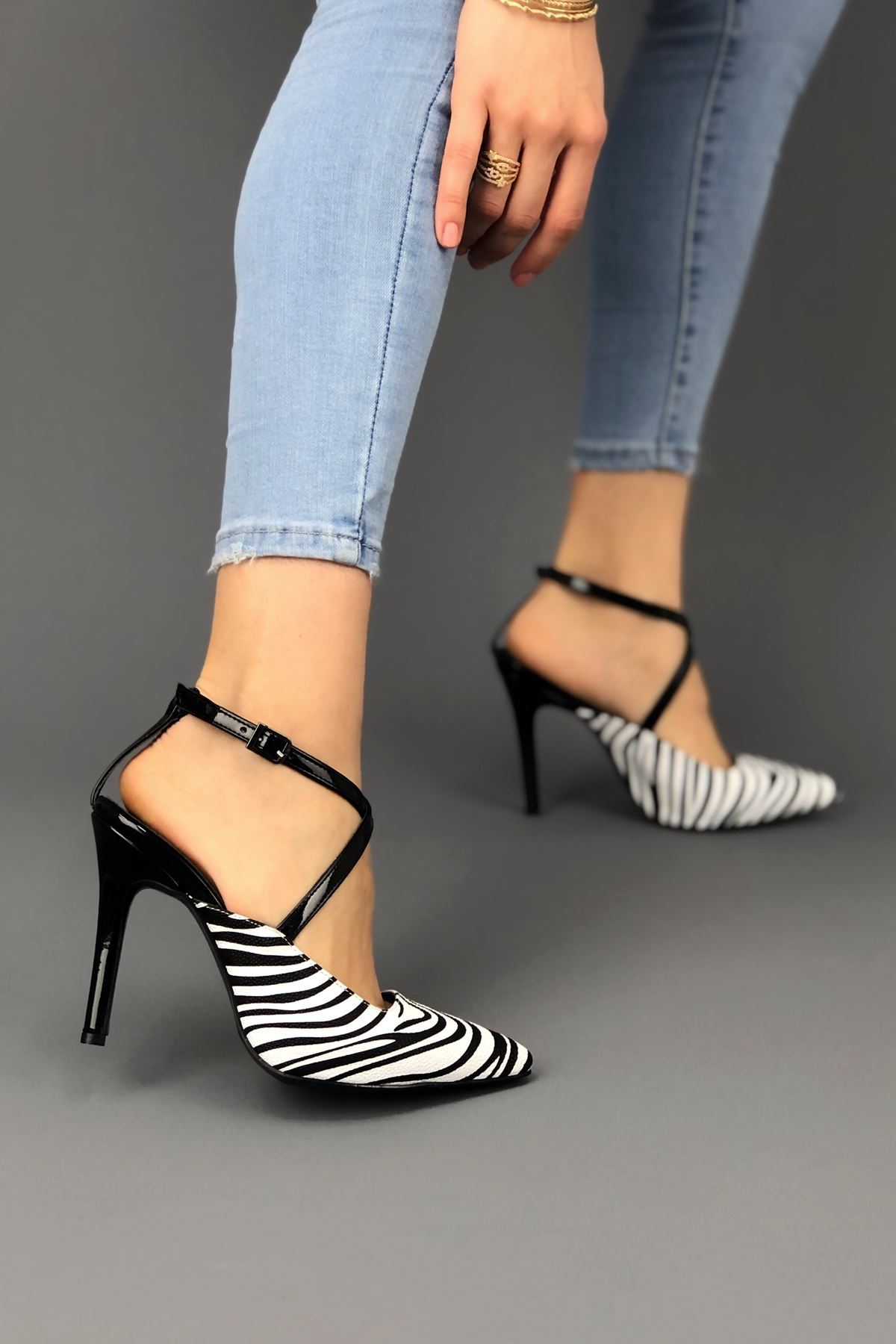 Riley Zebra Siyah Rugan Stiletto Kadın Ayakkabı
