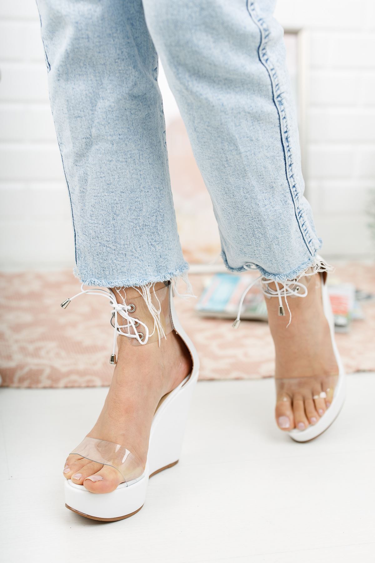 Browse Beyaz Cilt Dolgu Topuklu Kadın Ayakkabı