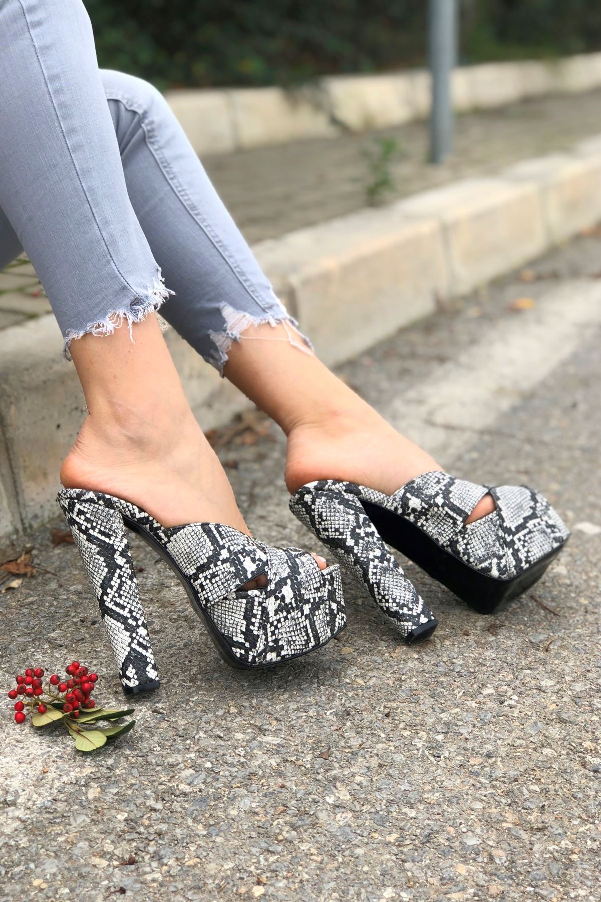 Mulan Siyah - Beyaz Yılan  Kadın Yüksek Topuklu Ayakkabı