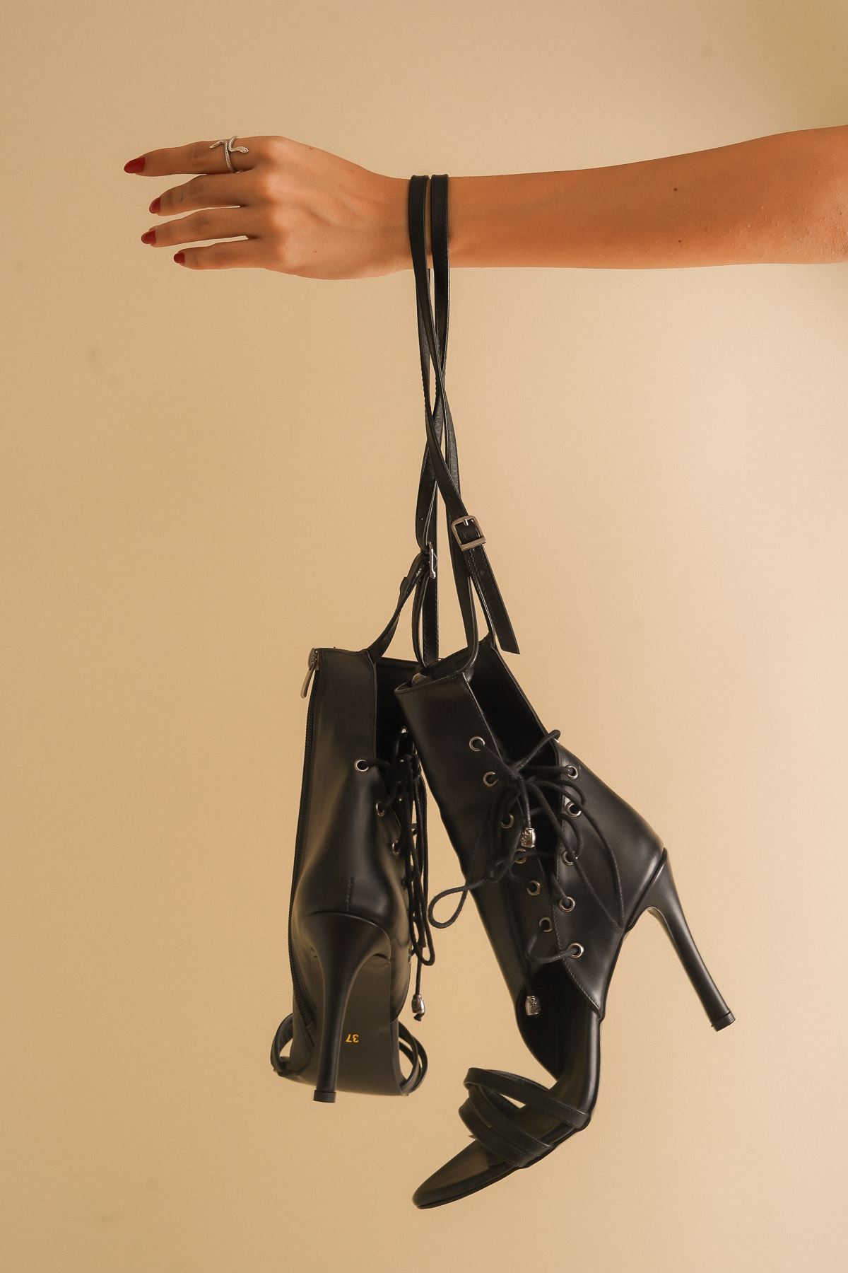 Galya Siyah Cilt Kadın Topuklu Ayakkabı