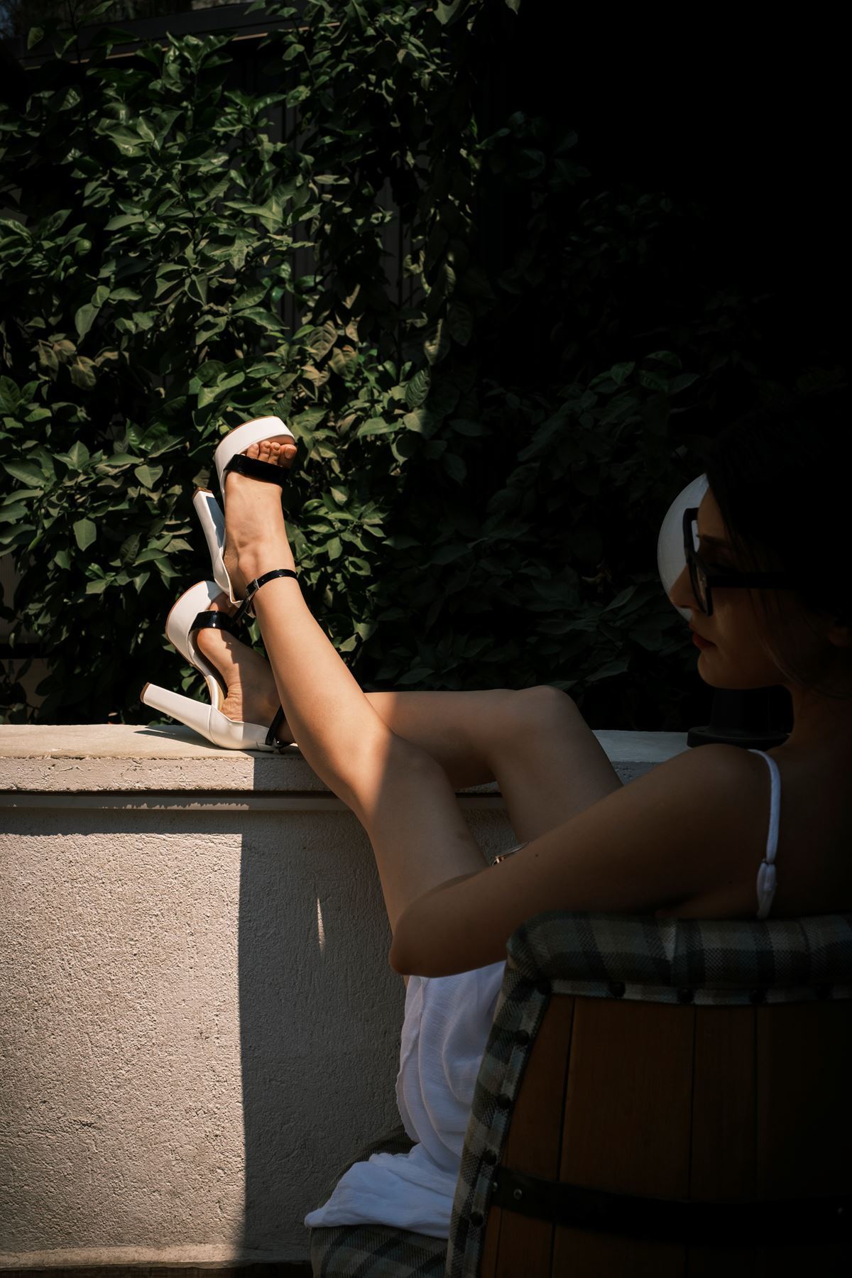 Beyaz Rugan Siyah Rugan Bantlı Yüksek Topuklu Kadın Ayakkabı Perla
