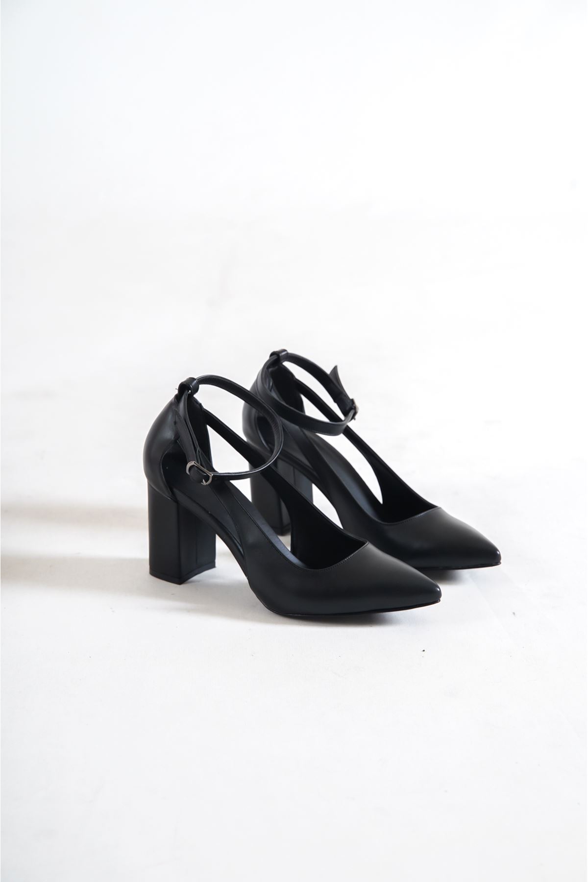 Hilux Siyah Cilt Kısa Topuklu Kadın Ayakkabı