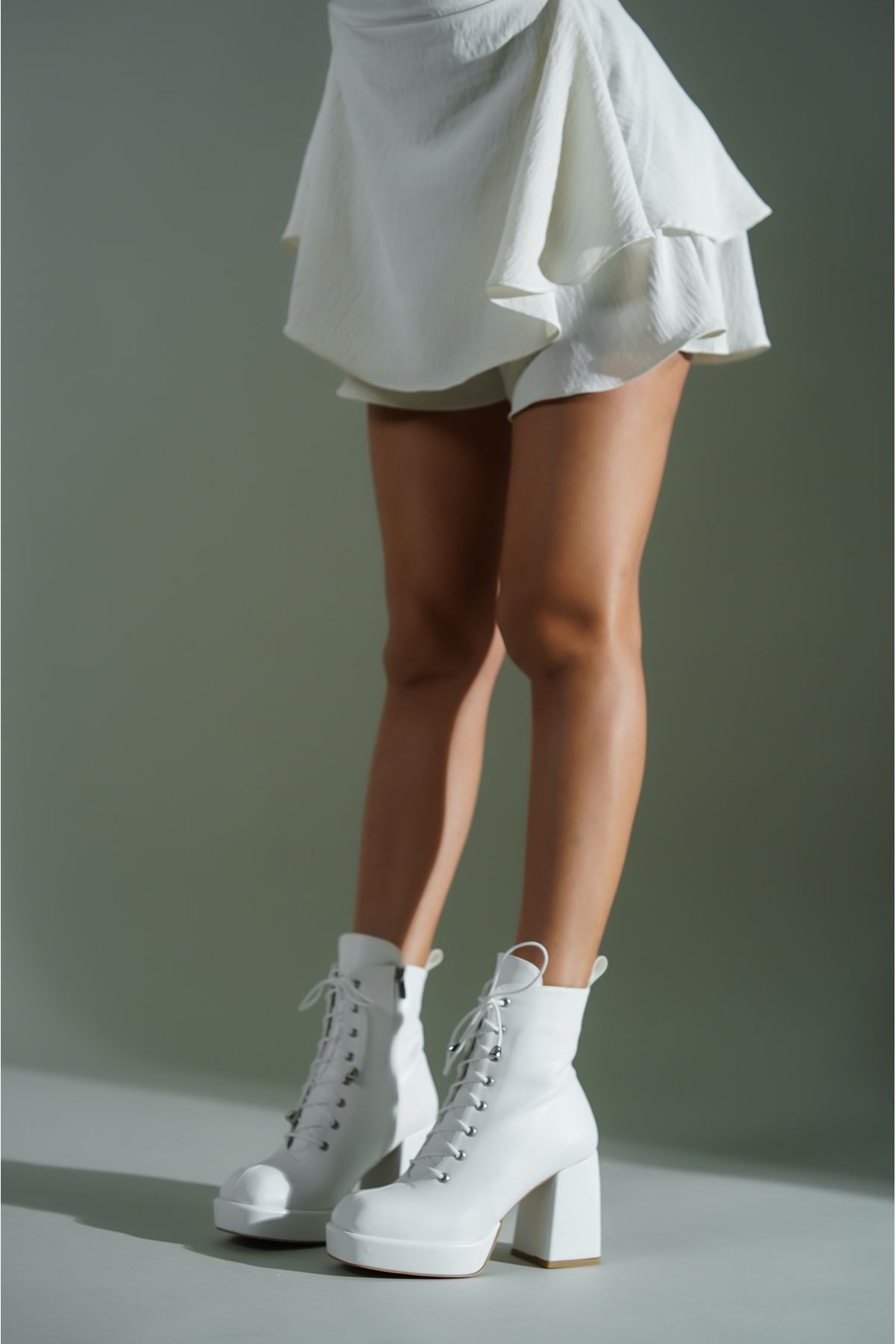 Beyaz Cilt Bağcıklı Tasarım Topuklu Kadın Ayakkabı Ribel