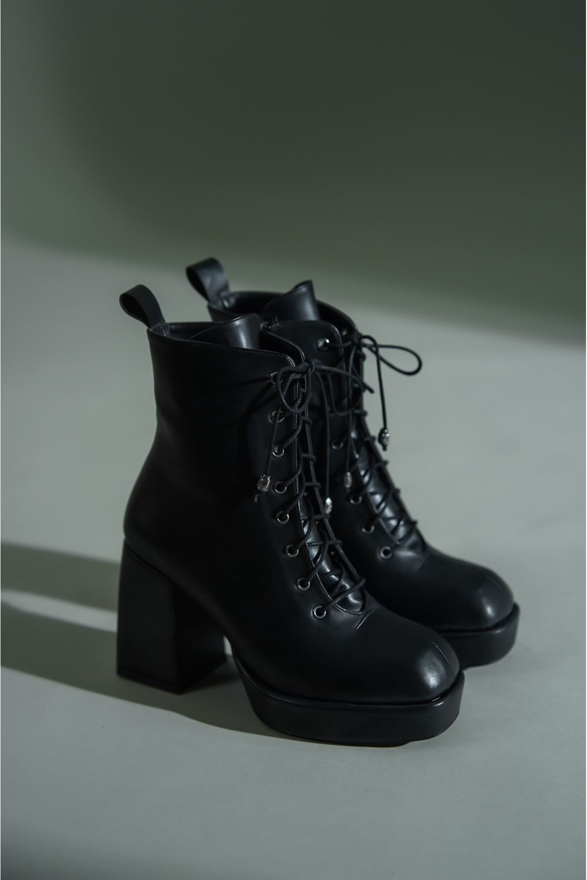 Siyah Cilt Bağcıklı Tasarım Topuklu Kadın Ayakkabı Ribel