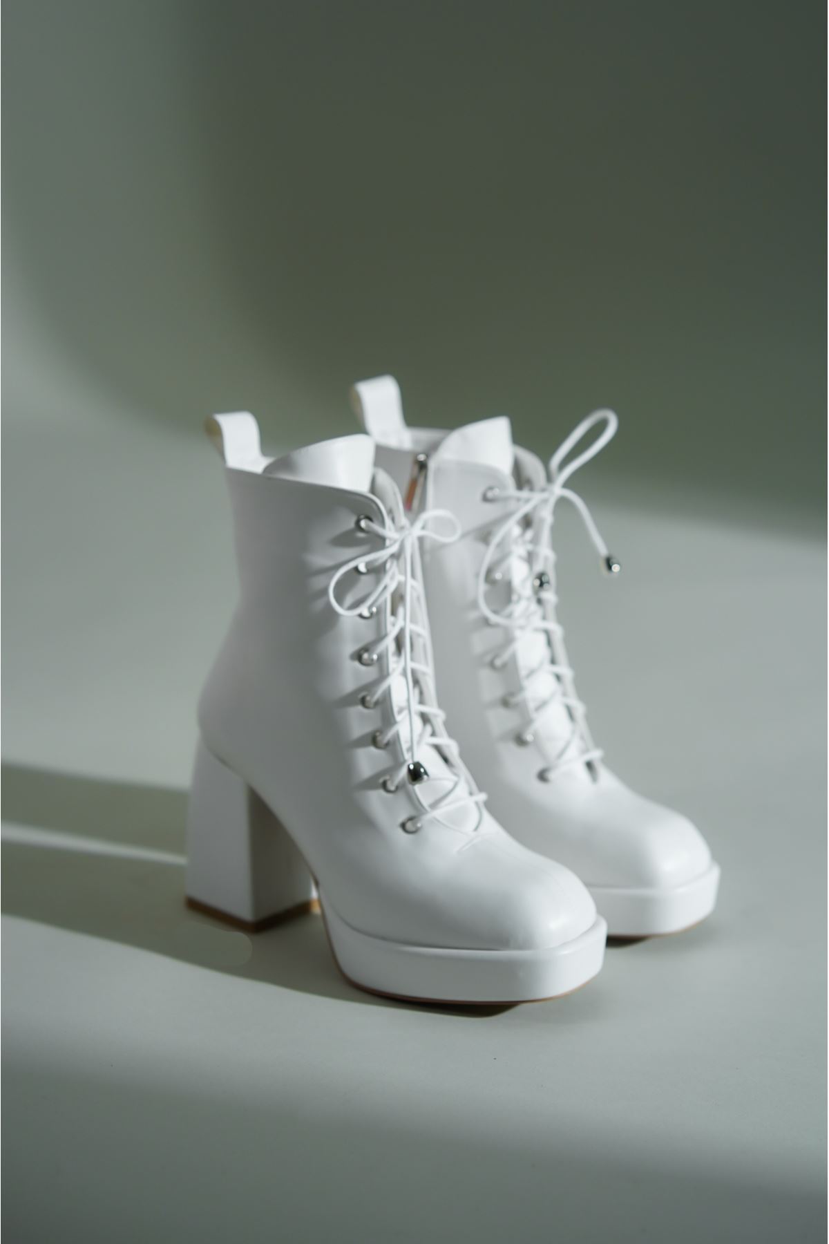 Beyaz Cilt Bağcıklı Tasarım Topuklu Kadın Ayakkabı Ribel