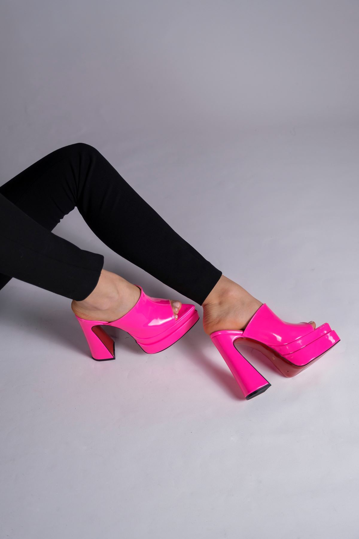 Fuşya Rugan Çift  Platform Tasarım Burnu Kapalı Kadın Terlik Yüksek Topuklu Ayakkabı Farah