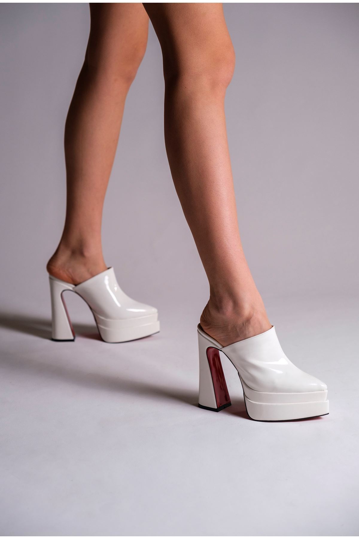 Beyaz Rugan Çift  Platform Tasarım Burnu Kapalı Kadın Terlik Yüksek Topuklu Ayakkabı Sortie