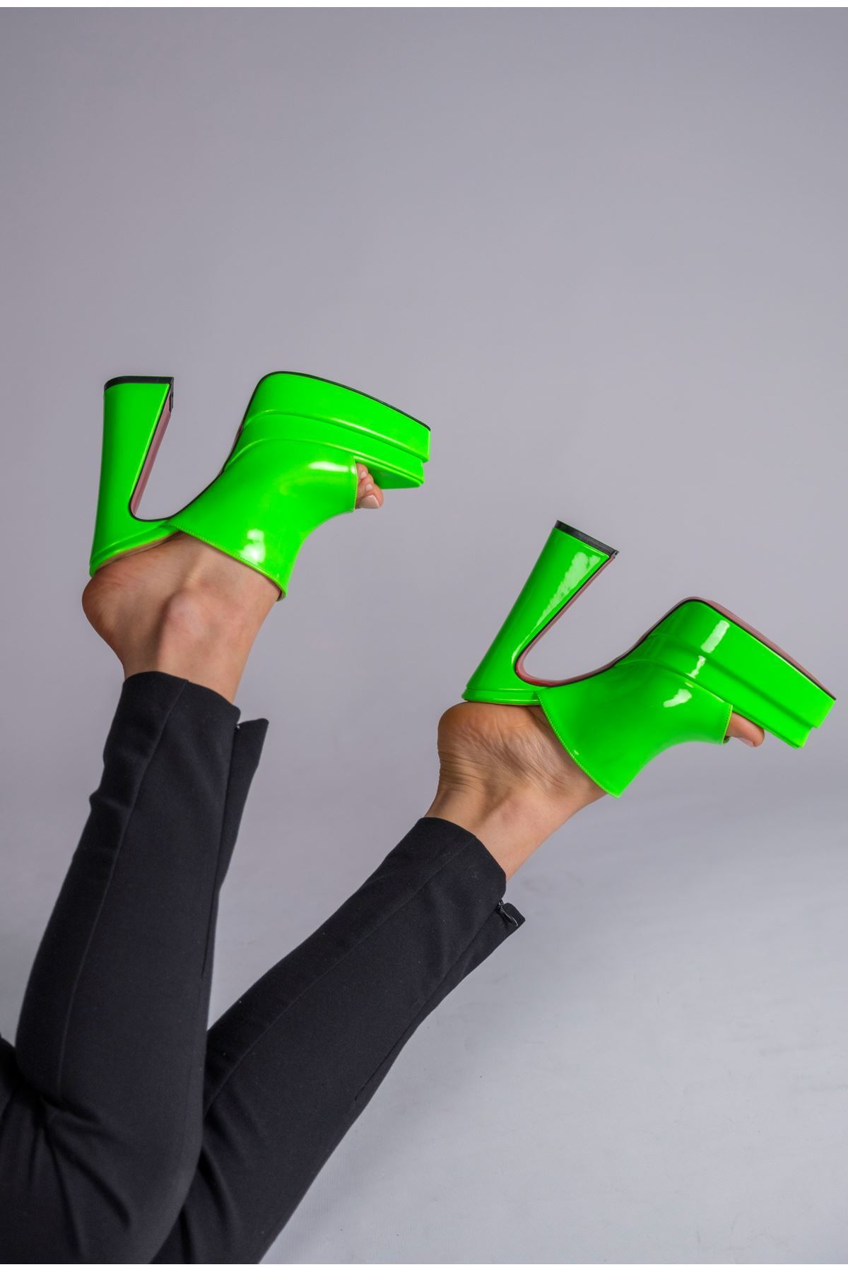Yeşil Rugan Çift  Platform Tasarım Burnu Kapalı Kadın Terlik Yüksek Topuklu Ayakkabı Farah