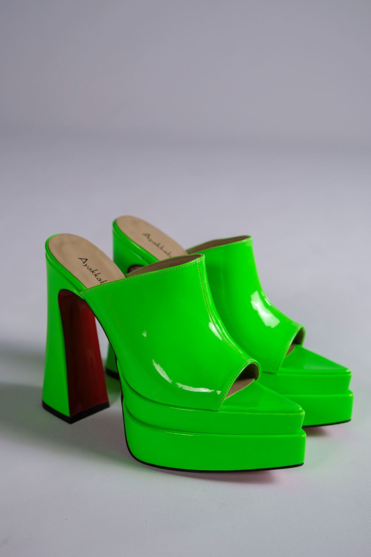 Yeşil Rugan Çift  Platform Tasarım Burnu Kapalı Kadın Terlik Yüksek Topuklu Ayakkabı Farah