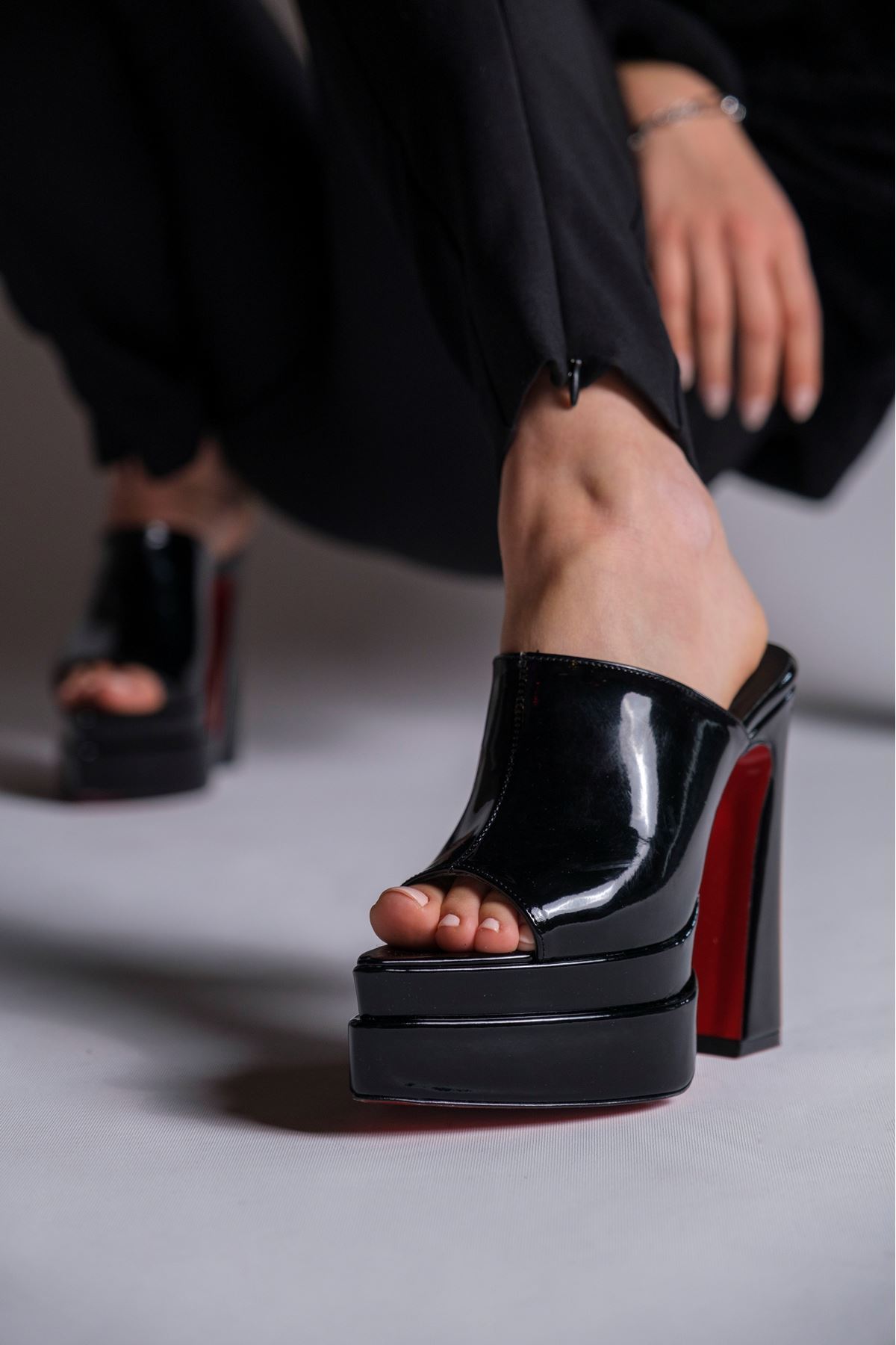 Siyah Rugan Çift  Platform Tasarım Burnu Kapalı Kadın Terlik Yüksek Topuklu Ayakkabı Farah