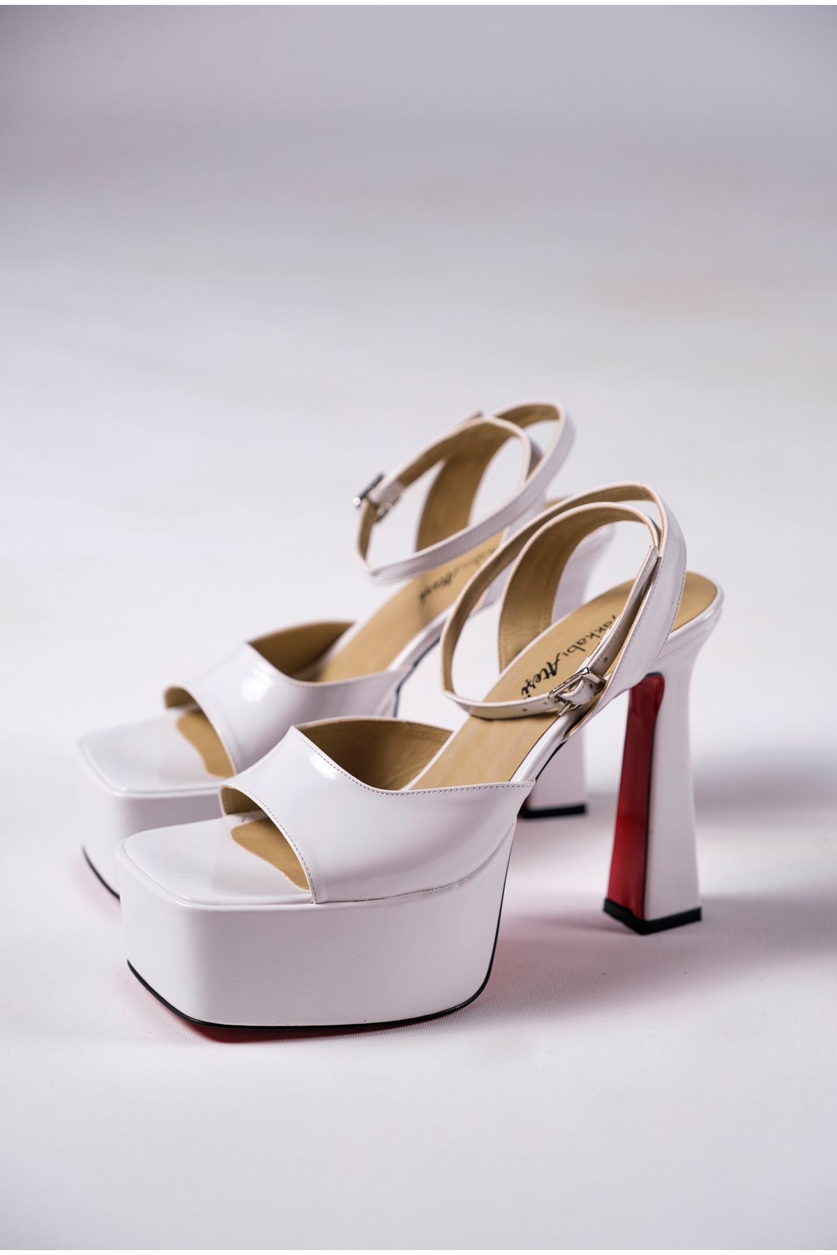 Beyaz Rugan Tasarım Platform Orta Topuk Kadın Ayakkabı Shay