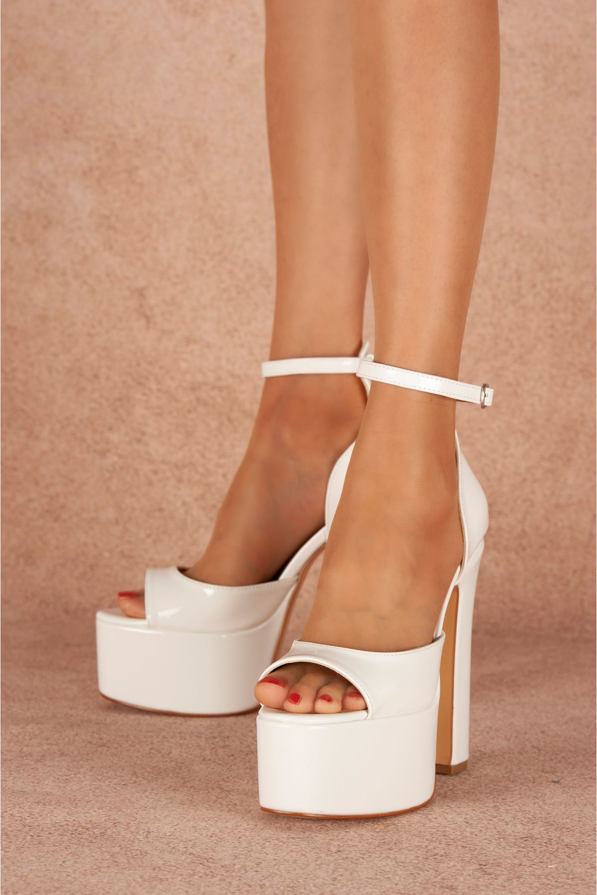 Queen Beyaz Rugan Yüksek Topuklu Kadın Ayakkabı