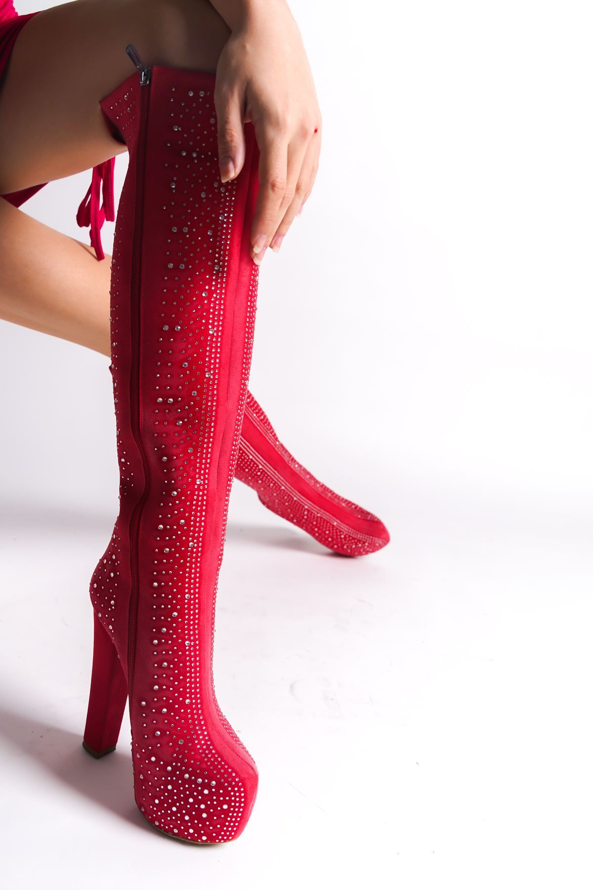 Catty Kırmızı Süet Özel Tasarım Parlak Taşlı Yüksek Topuklu Diz Altı Kadın Çizme