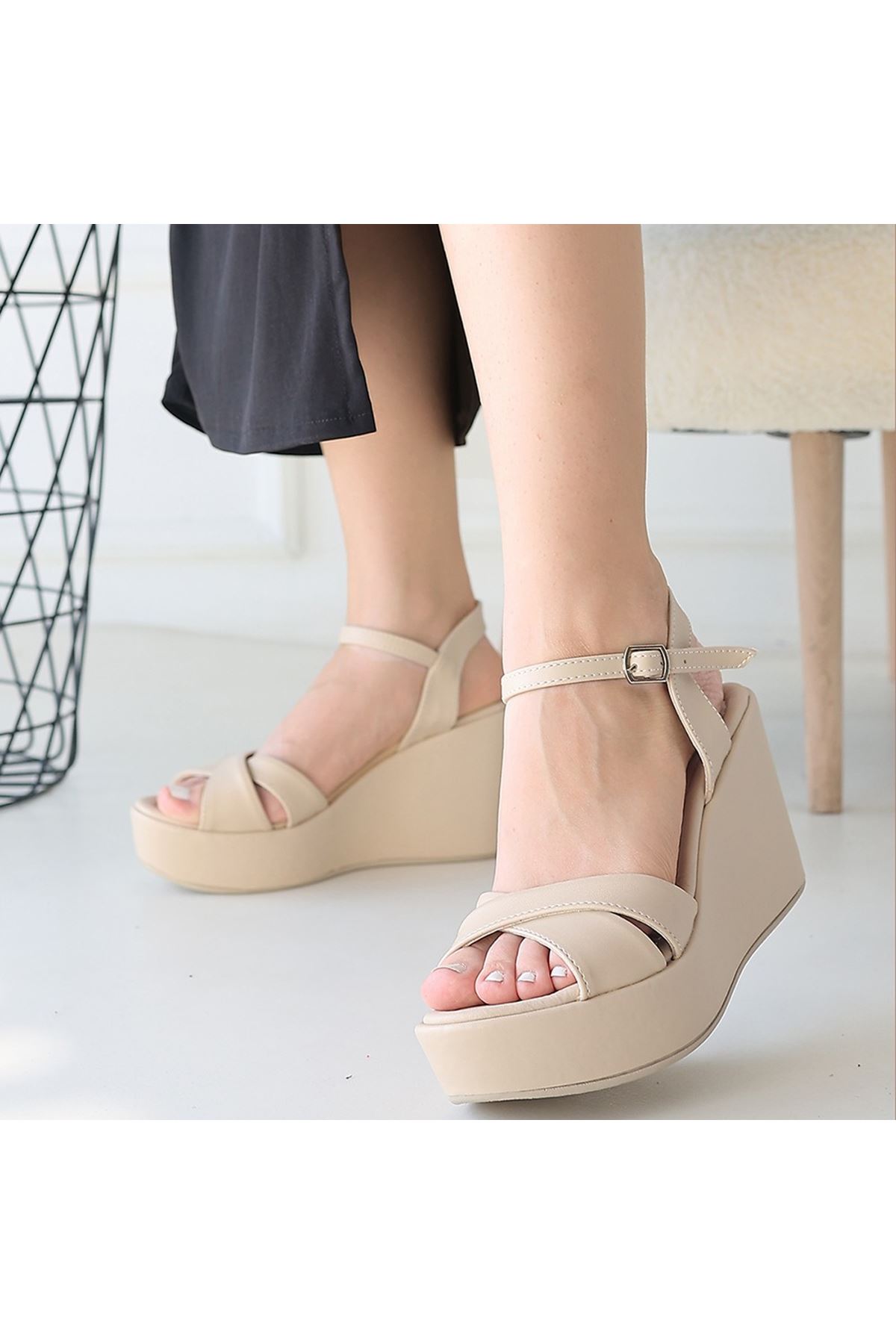 Osila Bej Cilt Dolgu Topuk Sandalet