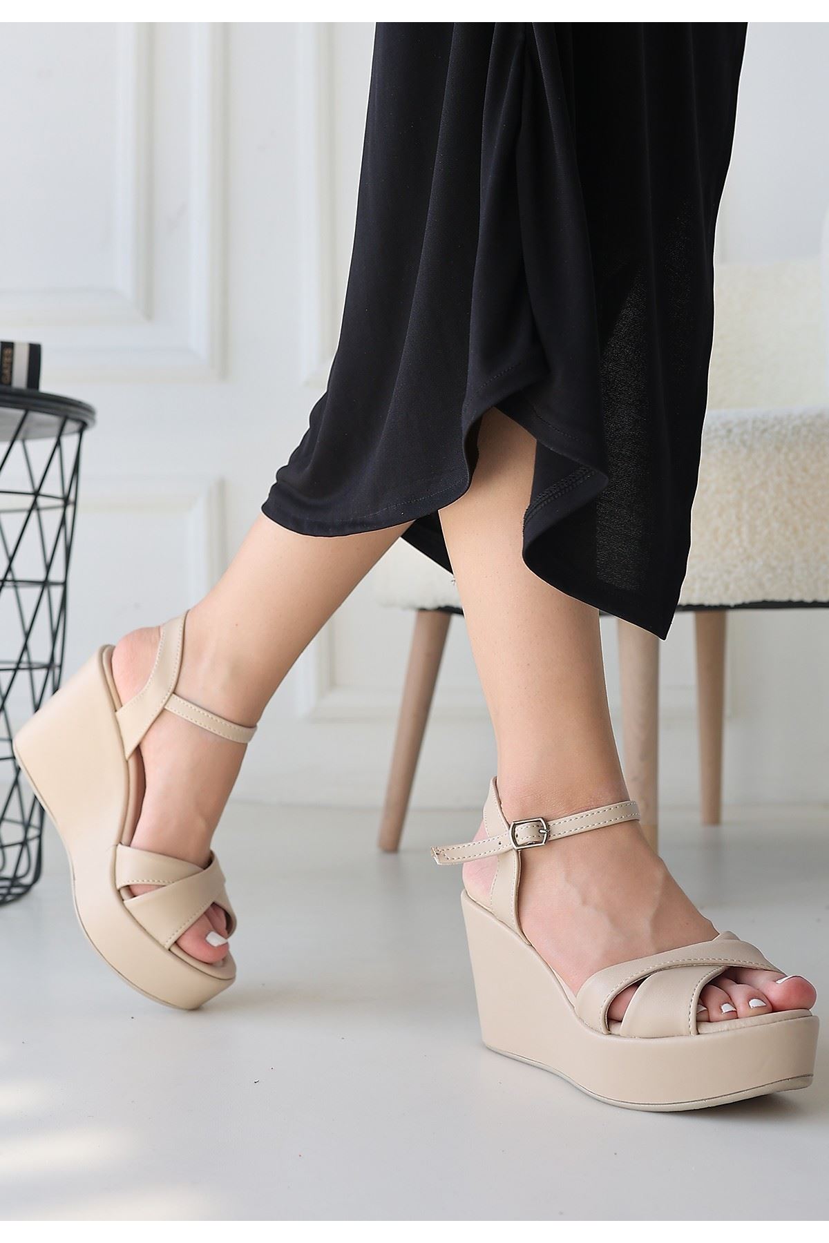 Osila Bej Cilt Dolgu Topuk Sandalet