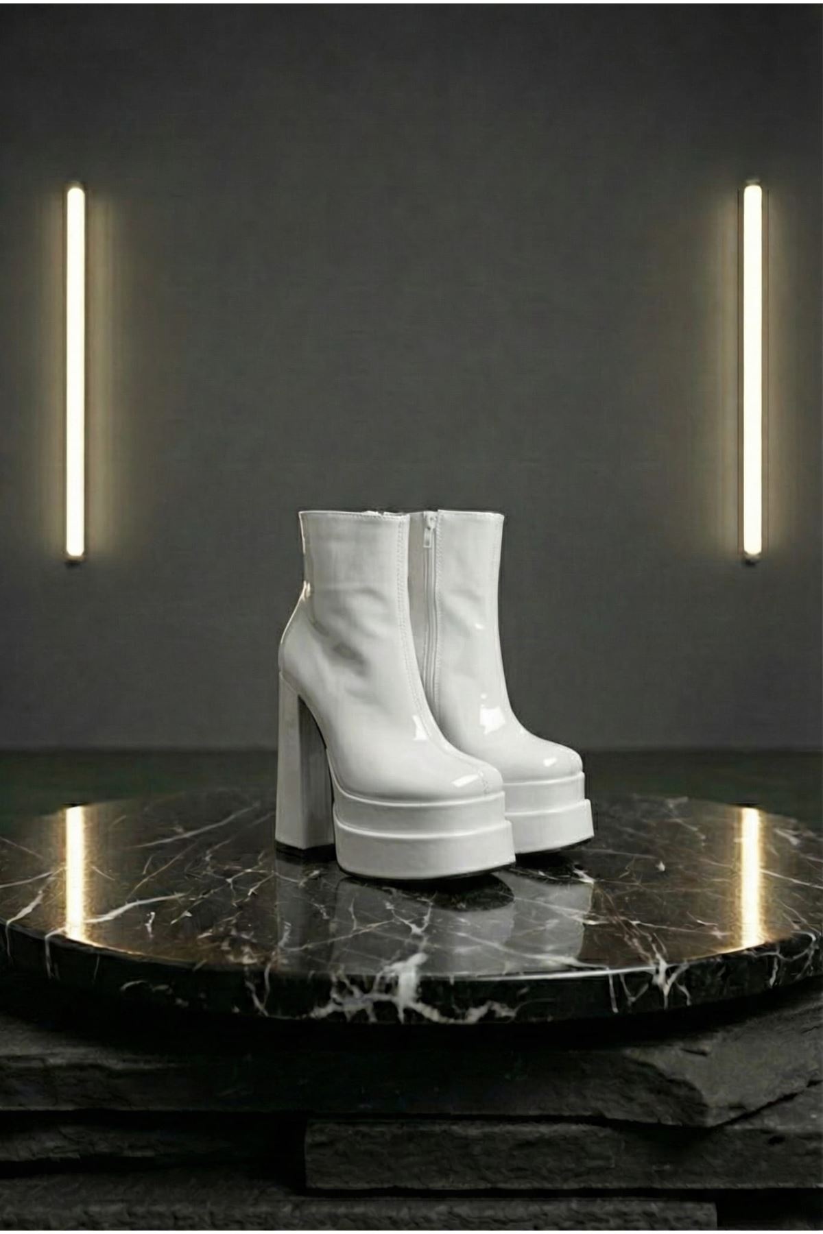 Vegaaa Beyaz Rugan Kare Burun Çift Platform Kalın Topuklu Kadın Bot