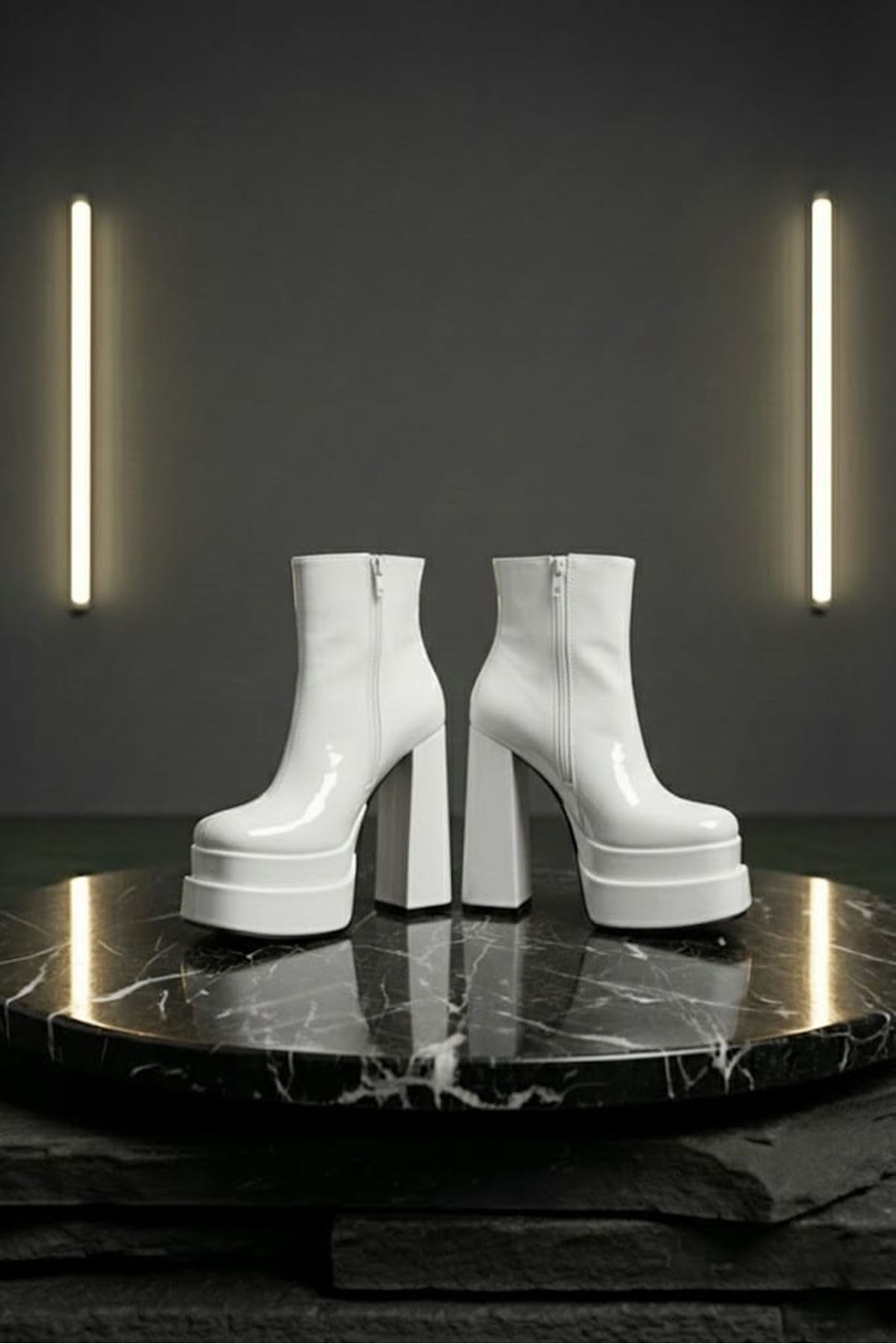 Vegaaa Beyaz Rugan Kare Burun Çift Platform Kalın Topuklu Kadın Bot