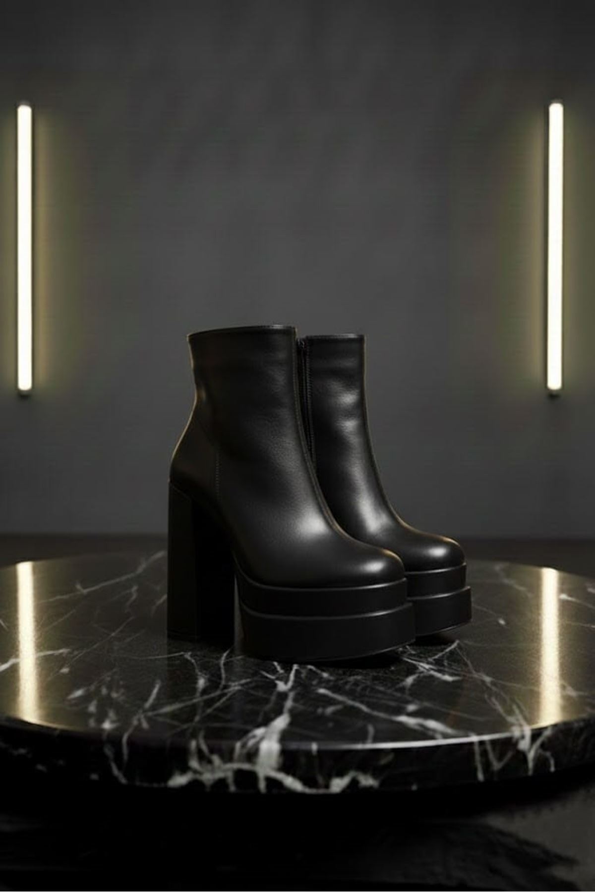 Vegaaa Siyah Cilt Kare Burun Çift Platform Kalın Topuklu Kadın Bot