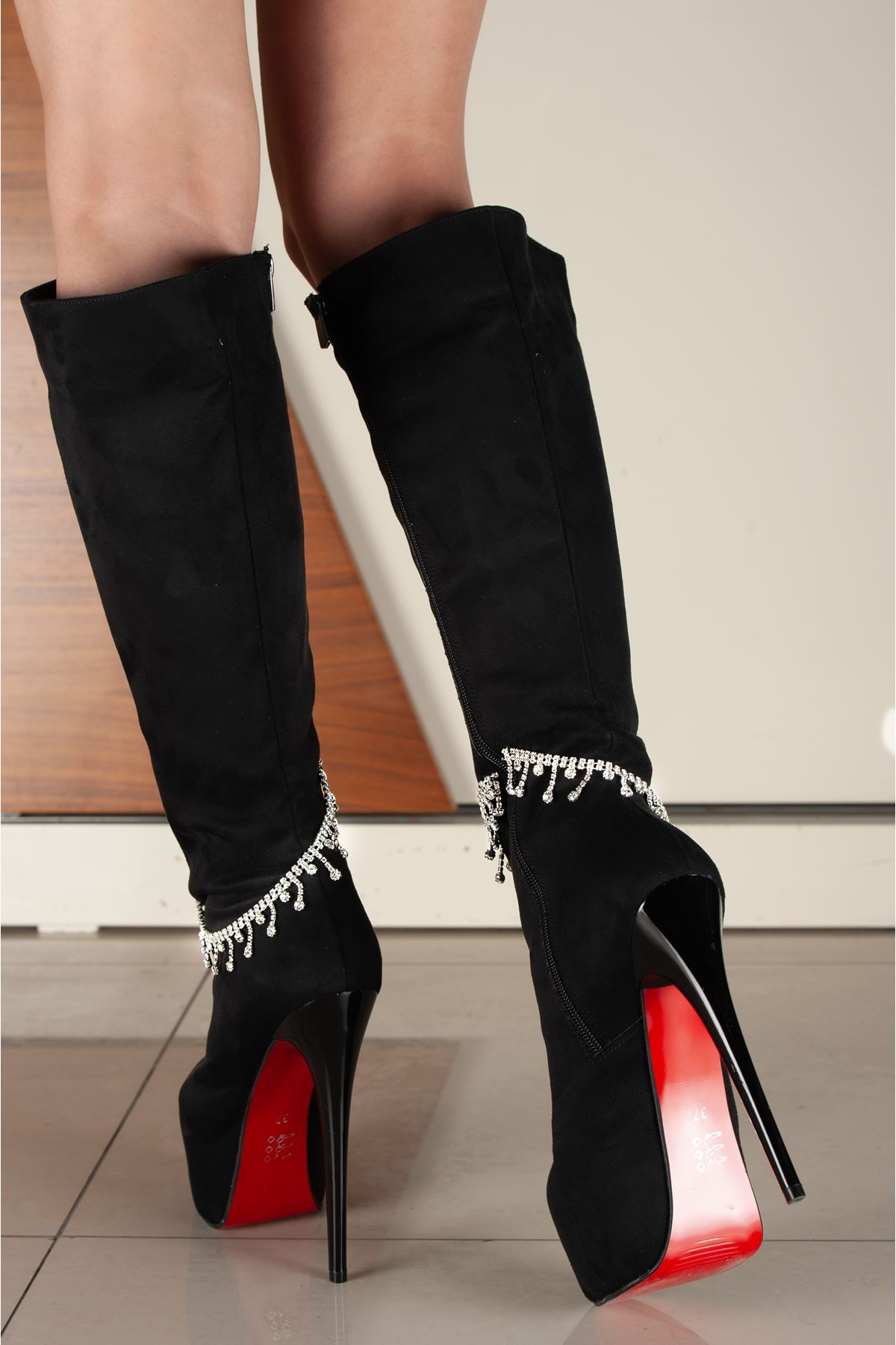 Meysi Taş Detaylı Siyah Süet Yüksek Topuklu Çizme