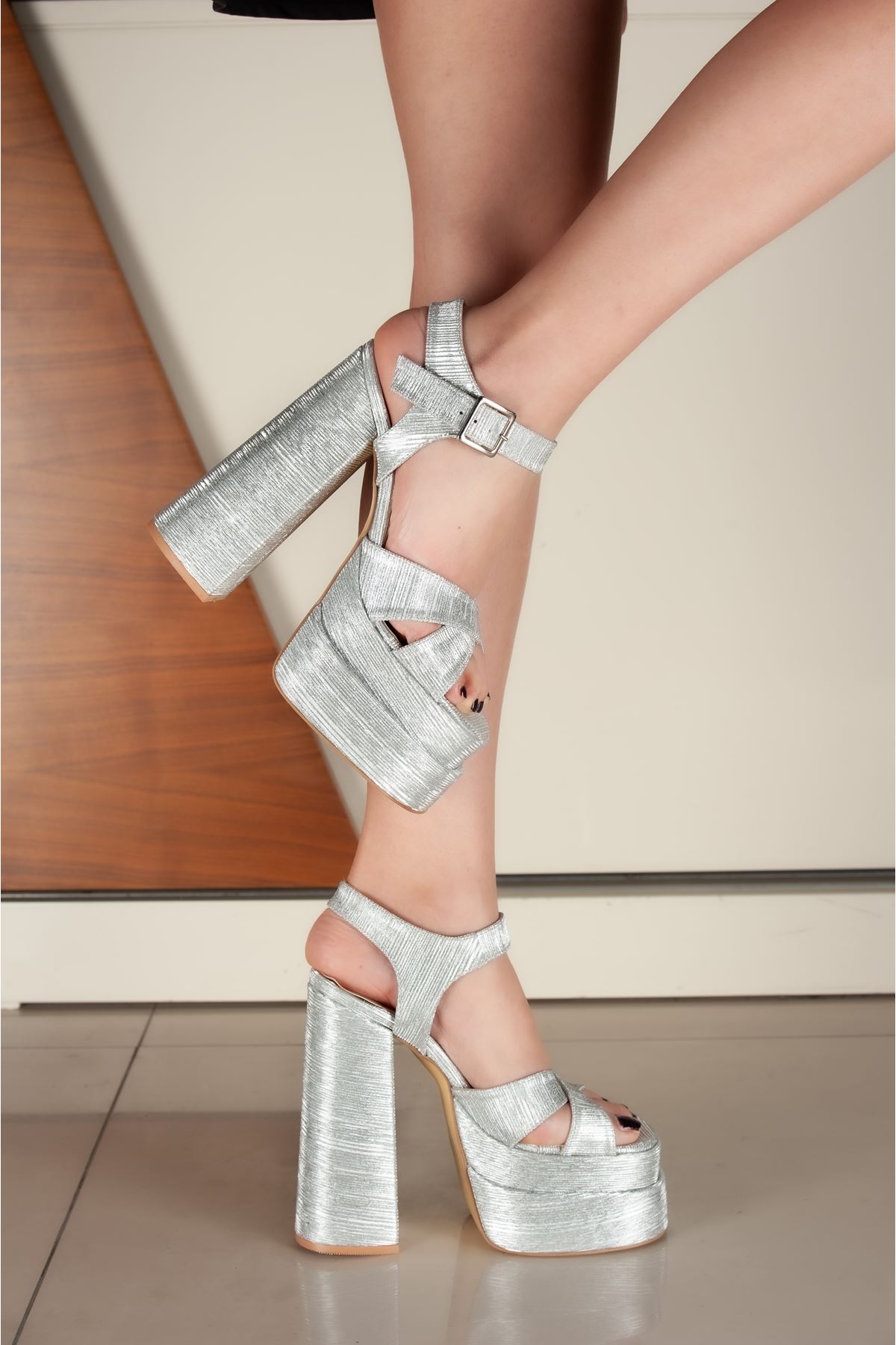  Luxury Gümüş Kırış Kadın Çapraz Bant Çift Platform Tasarım Ayakkabı 