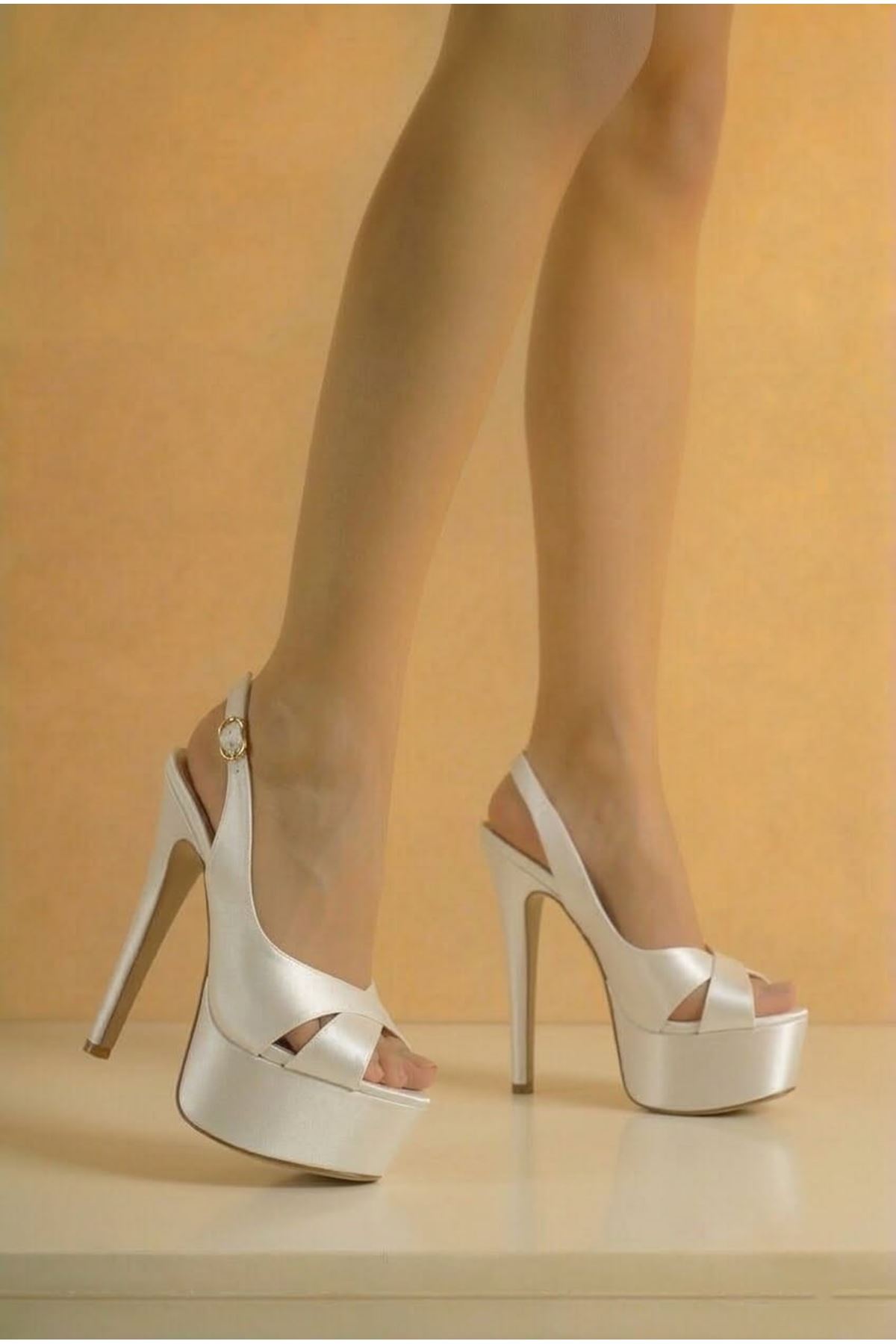 Lizza Beyaz Saten Yandan Ayarlanabilir Ince Yüksek Topuklu Kadın Ayakkabı