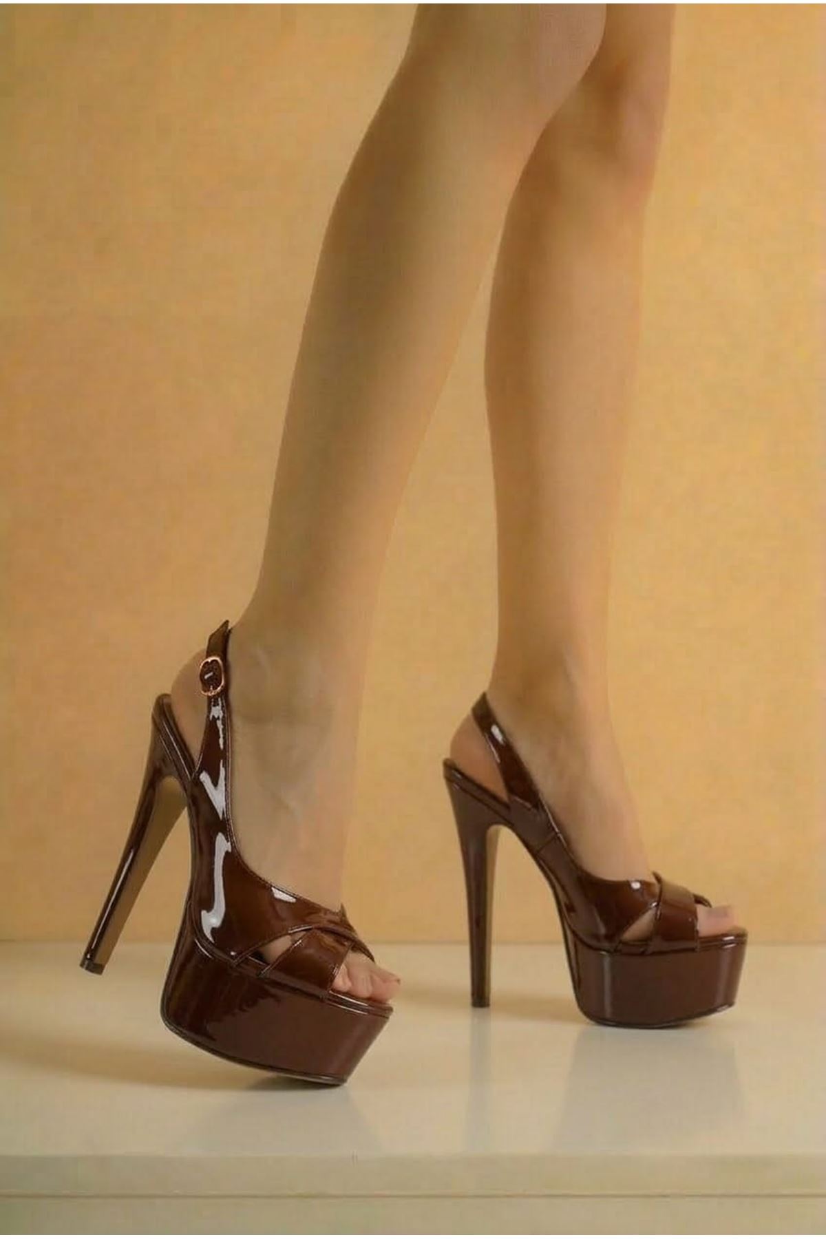 Lizza Kahverengi Rugan Yandan Ayarlanabilir Ince Yüksek Topuklu Kadın Ayakkabı