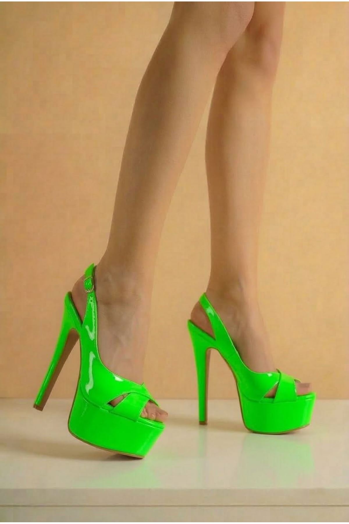Lizza Neon Yeşil Yandan Ayarlanabilir Ince Yüksek Topuklu Kadın Ayakkabı