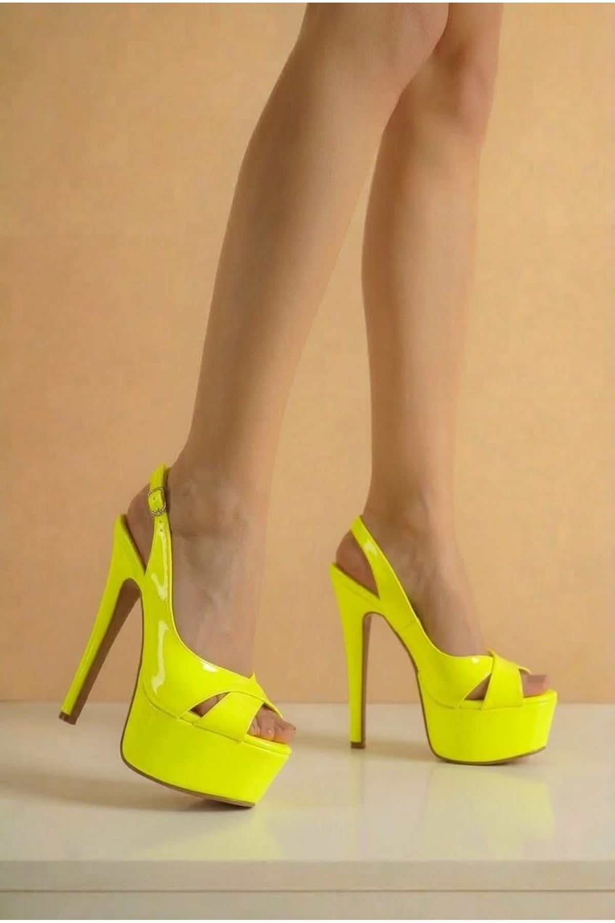 Lizza Neon Sarı Yandan Ayarlanabilir Ince Yüksek Topuklu Kadın Ayakkabı