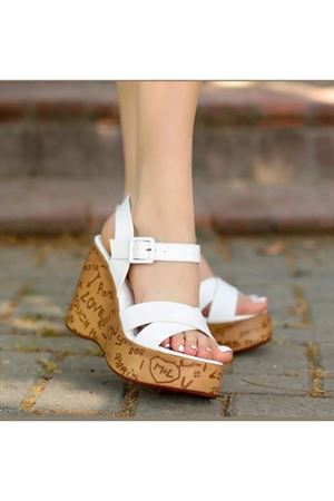 Kenja Beyaz Cilt Dolgu Topuk Sandalet