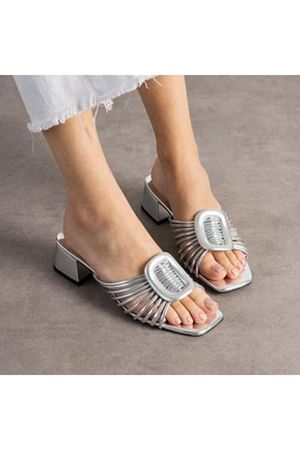 Anca Gümüş Rugan Topuklu Terlik