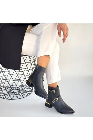 İnay Siyah Cilt Topuklu Bot