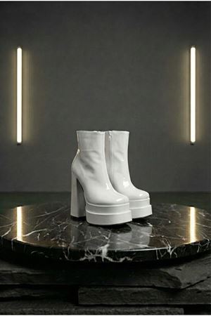 Vegaaa Beyaz Rugan Kare Burun Çift Platform Kalın Topuklu Kadın Bot