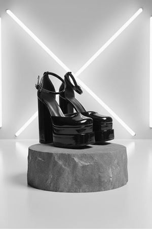 Figooo Siyah Rugan Çift Platformlu Kalın Topuklu Kadın Ayakkabı / Bilekten Bağlamalı Küt Burun