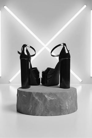 Figooo Siyah Rugan Çift Platformlu Kalın Topuklu Kadın Ayakkabı / Bilekten Bağlamalı Küt Burun