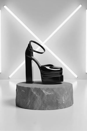 Figooo Siyah Rugan Çift Platformlu Kalın Topuklu Kadın Ayakkabı / Bilekten Bağlamalı Küt Burun